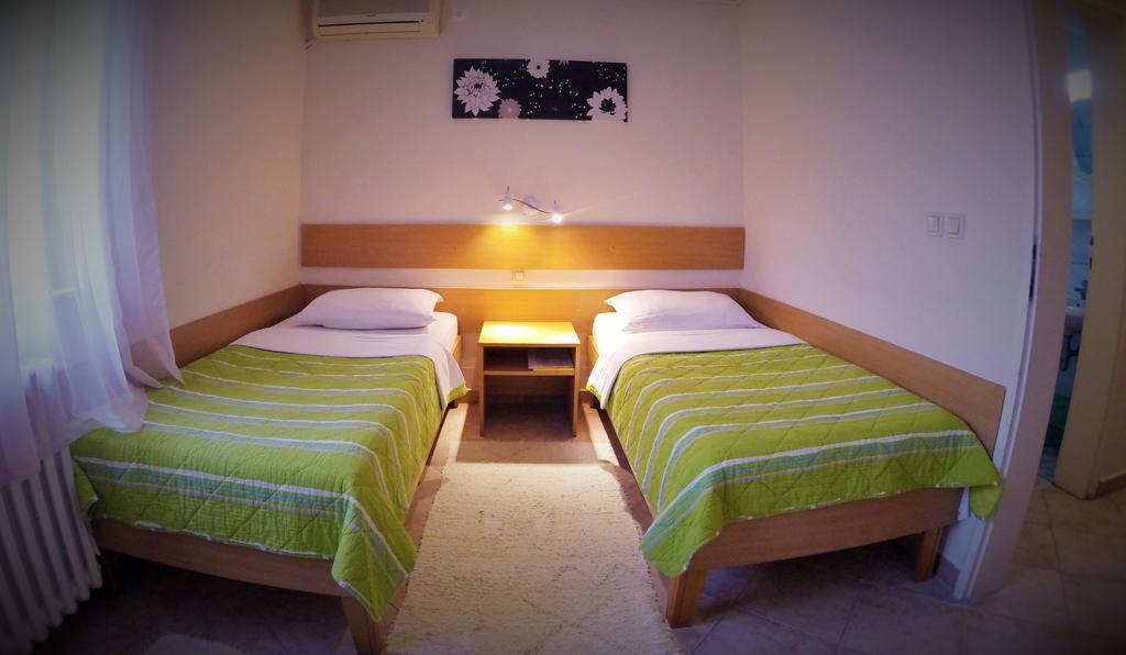 B&B Villa Evandjelina Sremska Kamenica Exteriör bild